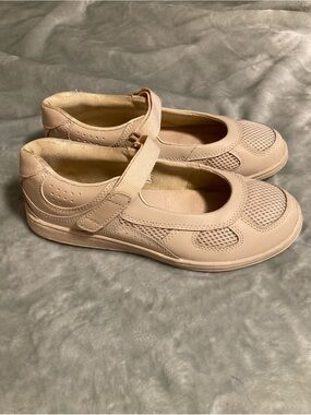 EUC Vintage Mushrooms Leather Mary Jane Slip On Shoe Size 8.5M